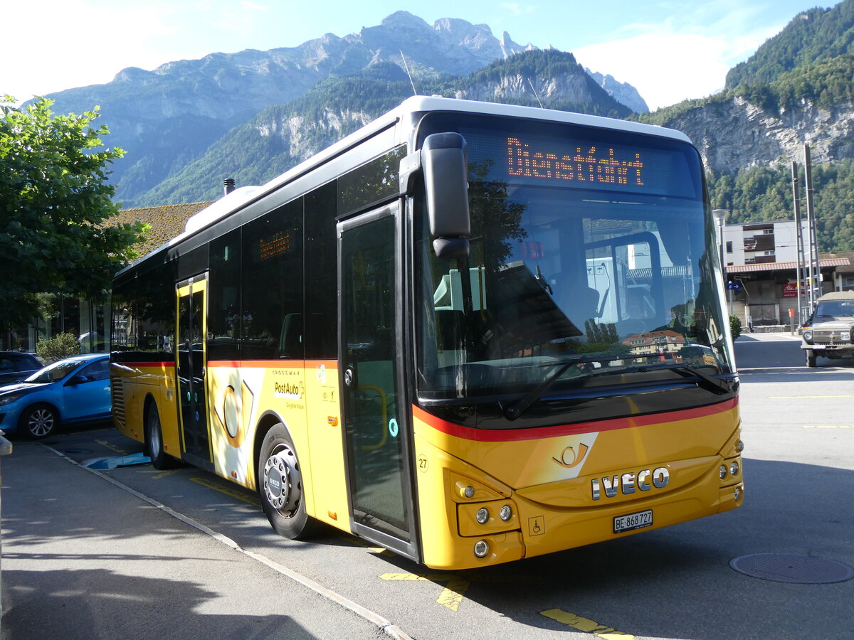 (265'569) - Fl�ck, Brienz - Nr. 27/BE 868'727/PID 11'669 - Iveco am 13. August 2024 in Meiringen, Postautostation