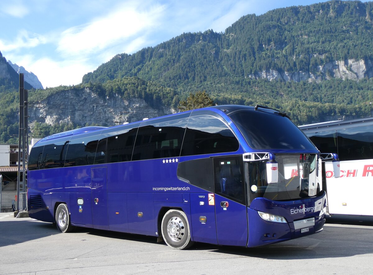 (265'576) - Eichenberger, D�dingen - FR 411'960 - Neoplan am 13. August 2024 beim Bahnhof Meiringen