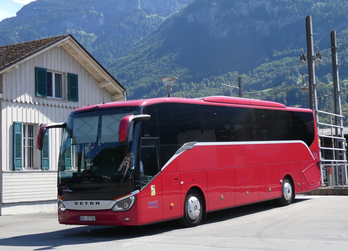 (265'618) - Aus Polen: Inter-Trans, Kani�w - SBI 3710E - Setra am 13. August 2024 beim Bahnhof Meiringen