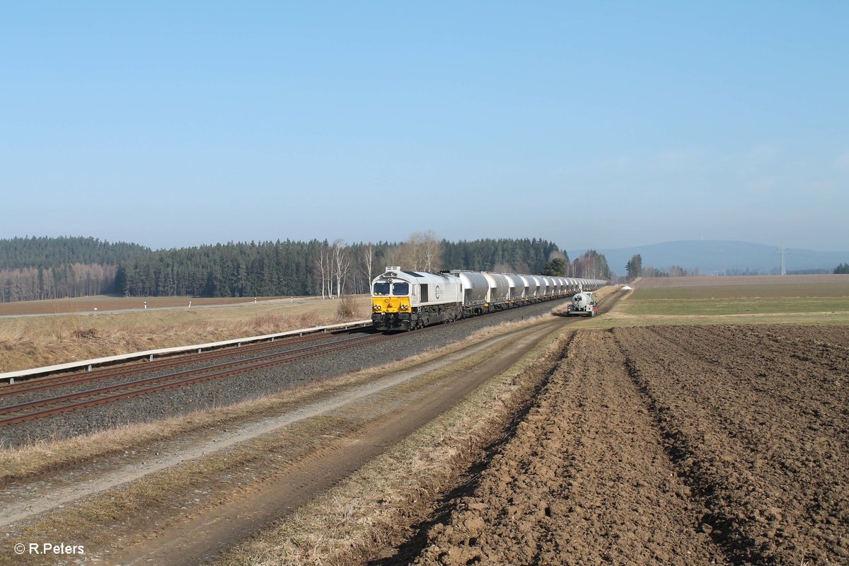 266 442-5 zieht bei Neudes den Zementzug Rüdersdorf - Regensburg Ost. 13.03.17