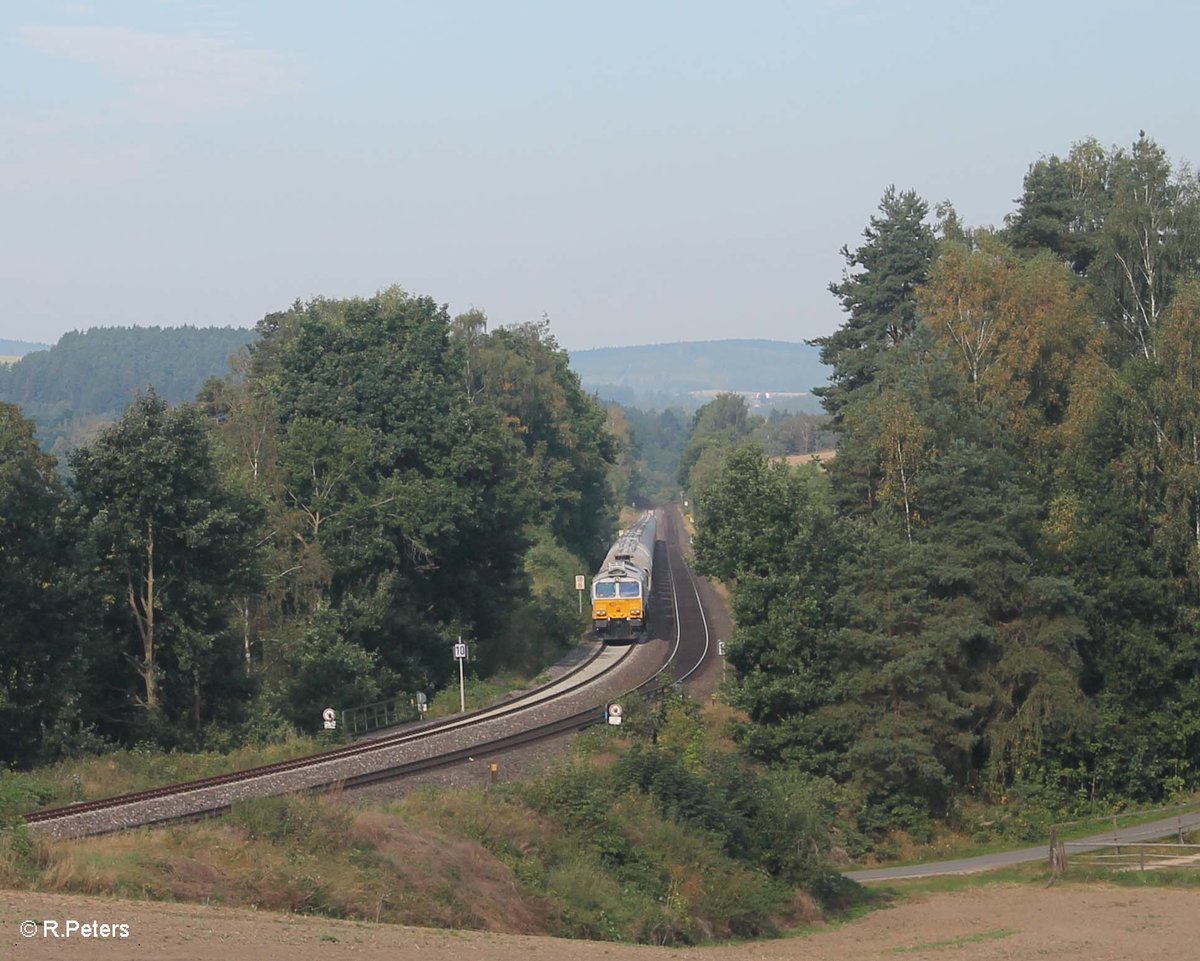 266 442 zieht den Rüdersdorfer Zementzug nach Regensburg durchs Naabtal. 28.08.16