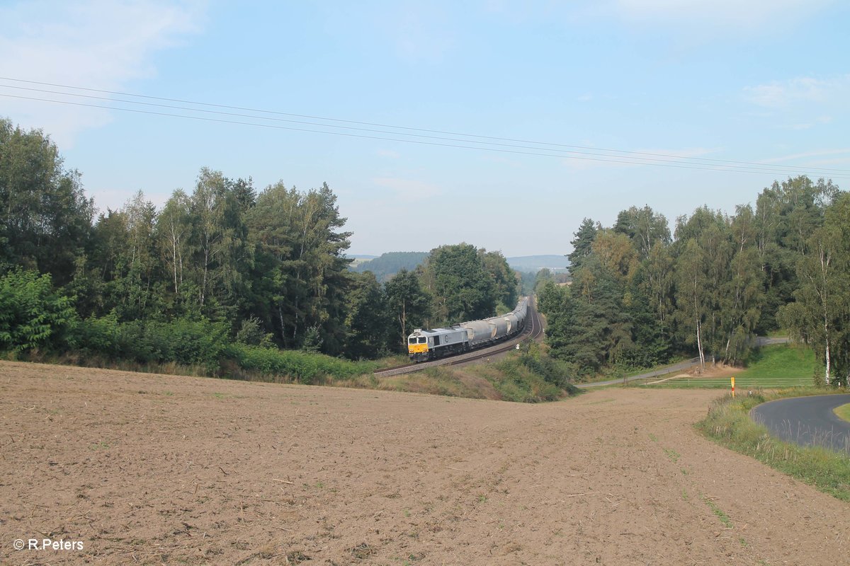 266 442 zieht den Rüdersdorfer Zementzug nach Regensburg durchs Naabtal. 28.08.16