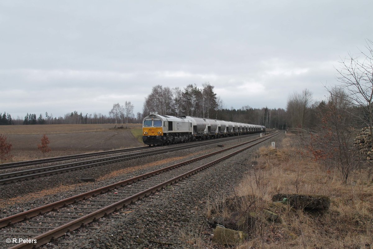 266 442 zieht den Zementzug Rüdersdorf - Regensburg bei Schönfeld. 09.03.17