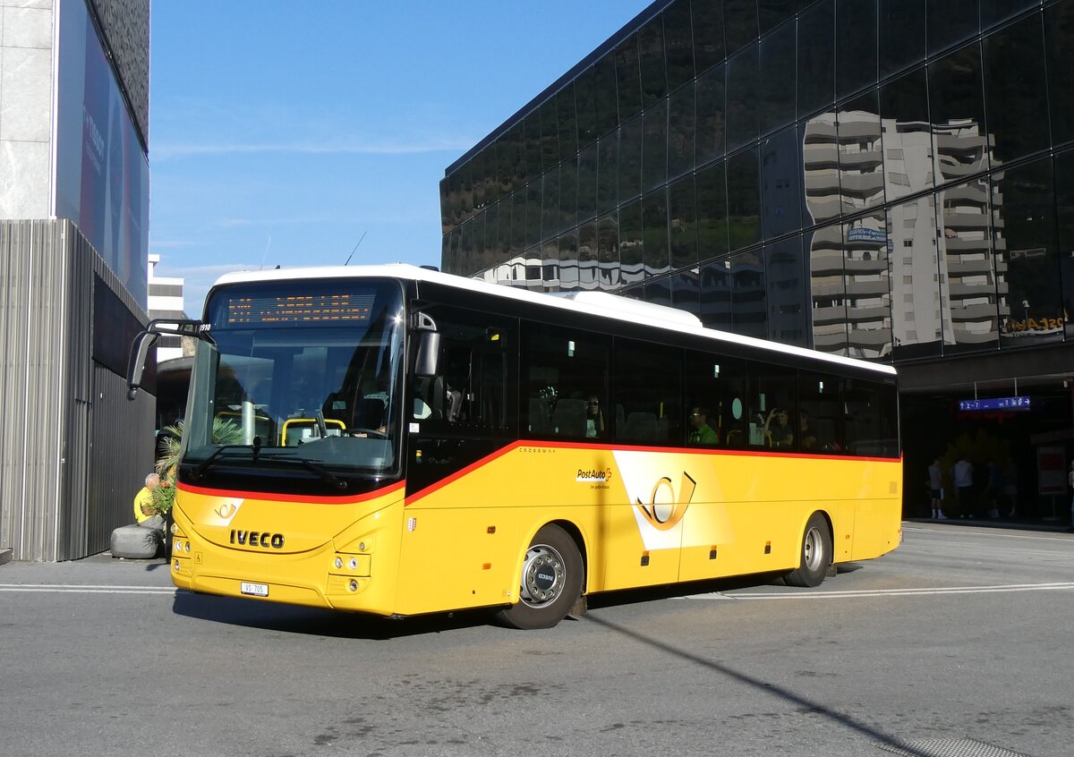 (266'517) - PostAuto Wallis - VS 705/PID 11'910 - Iveco am 1. September 2024 beim Bahnhof Visp