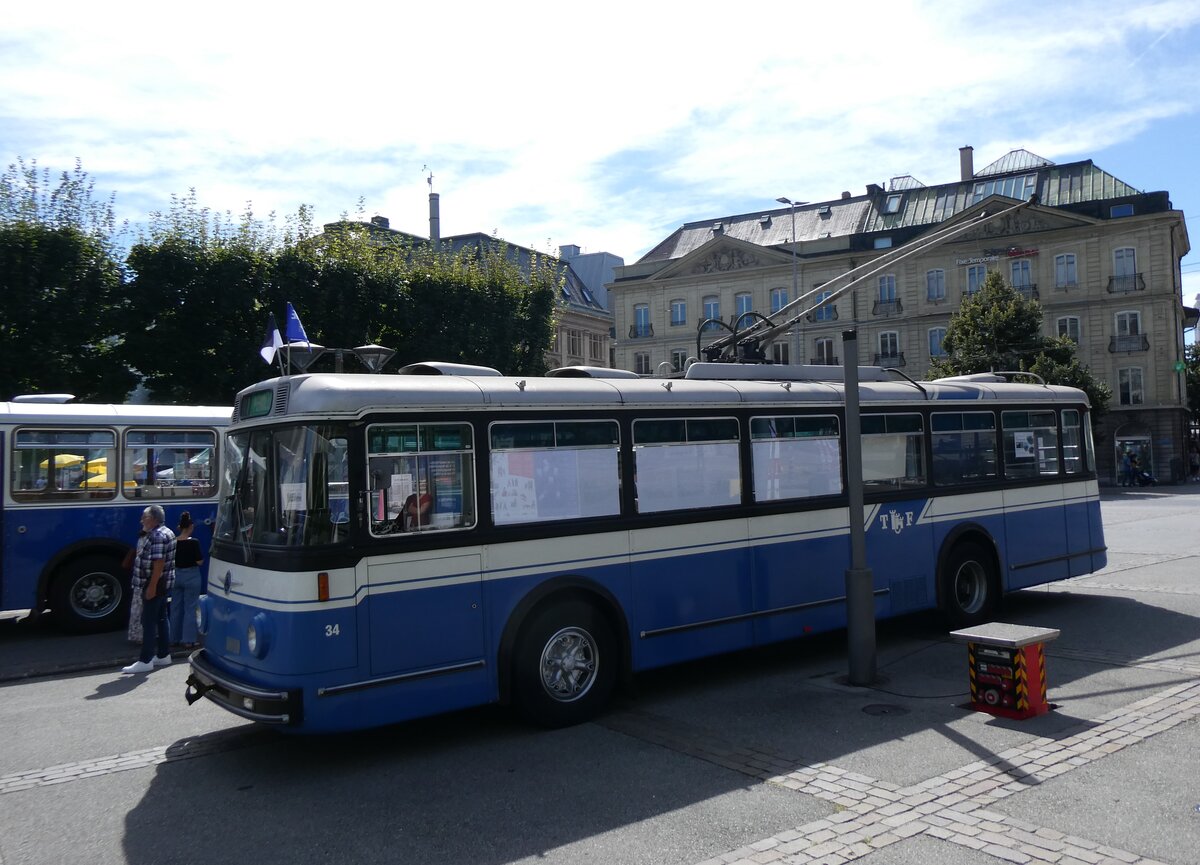 (266'818) - TF Fribourg (CTF) - Nr. 34 - Saurer/Hess Trolleybus (ex TPF Fribourg Nr. 334; ex TF Fribourg Nr. 34) am 7. September 2024 in Fribourg, Place Georges Python