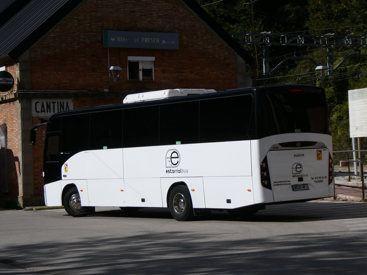 (267'067) - Estarriolbus, Vilamalla - Nr. 50/9525 MFJ - Iveco/UNVI am 16. September 2024 beim Bahnhof Ribes de Freser