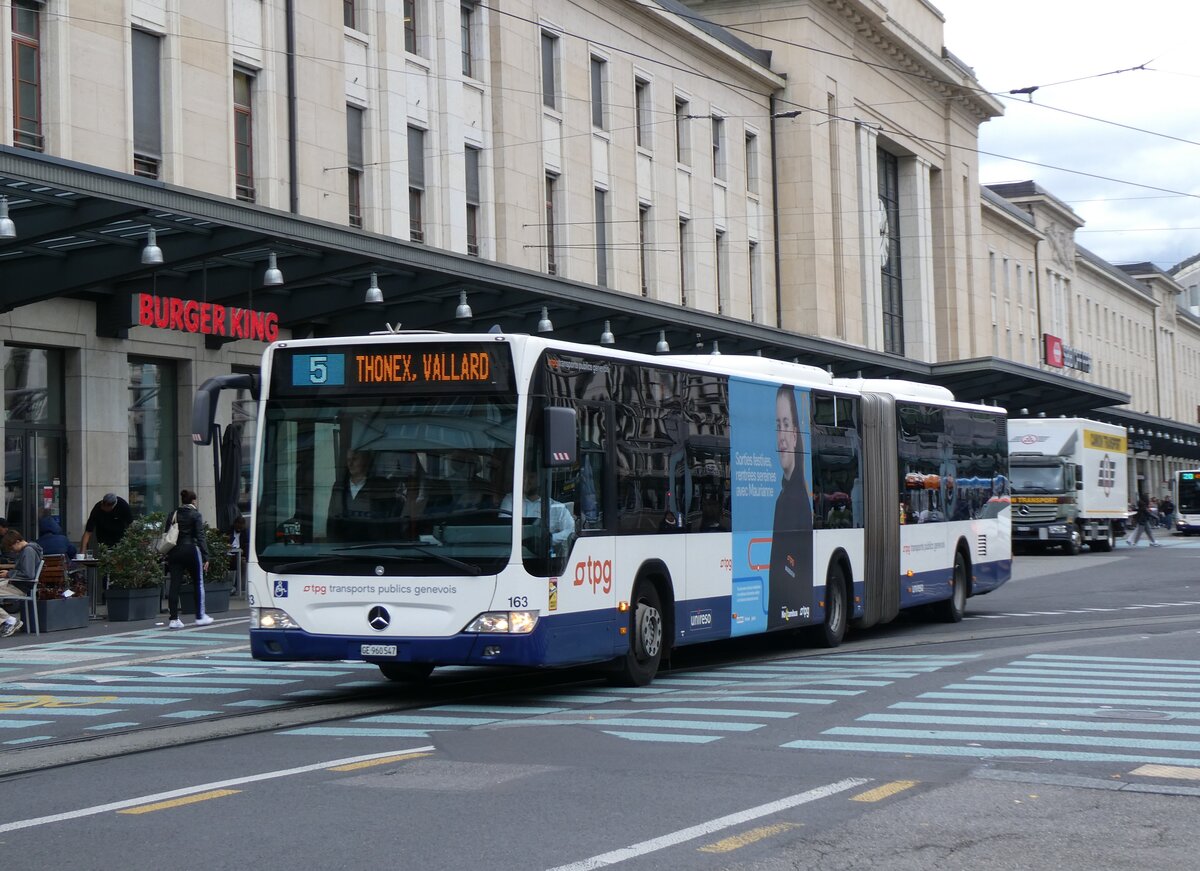 (267'926) - TPG Genve - Nr. 163/GE 960'547 - Mercedes am 10. Oktober 2024 beim Bahnhof Genve