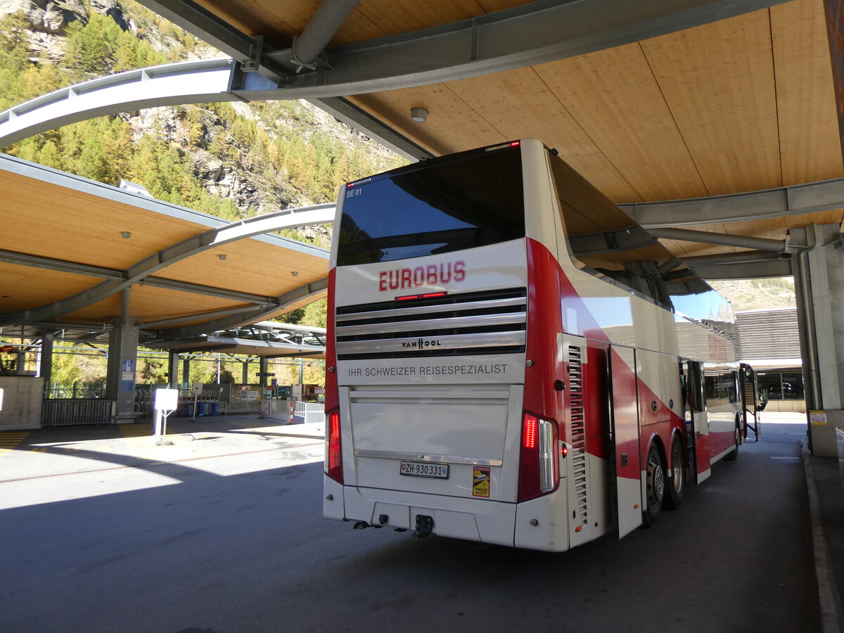 (268'340) - Welti-Furrer, Bassersdorf - NR SE01/ZH 930'331 - Van Hool (ex Eurobus swiss-express, Bassersdorf Nr. SE01) am 21. Oktober 2024 beim Bahnhof Tsch