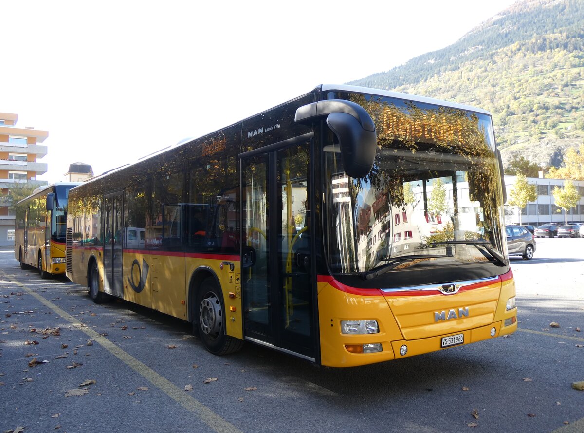 (268'371) - PostAuto Wallis - VS 531'960/PID 10'600 - MAN (ex CarPostal Ouest) am 21. Oktober 2024 in Brig, Garage