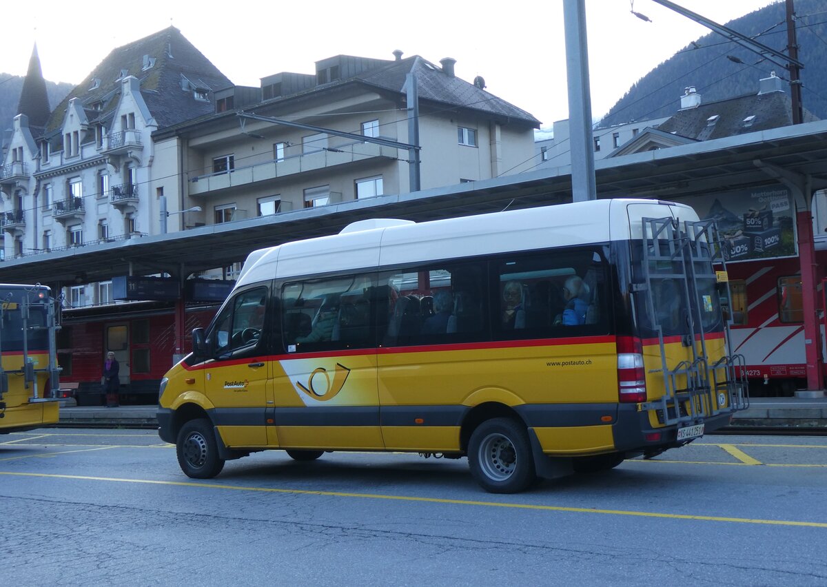 (268'805) - PostAuto Wallis - VS 441'251/PID 10'350 - Mercedes am 29. Oktober 2024 beim Bahnhof Brig