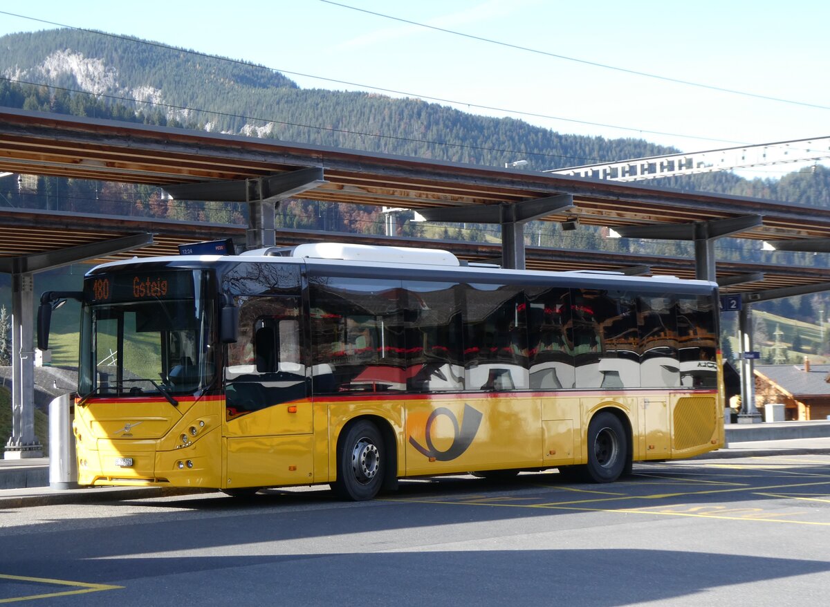 (268'979) - K�bli, Gstaad - BE 235'726/PID 10'535 - Volvo am 7. November 2024 beim Bahnhof Gstaad