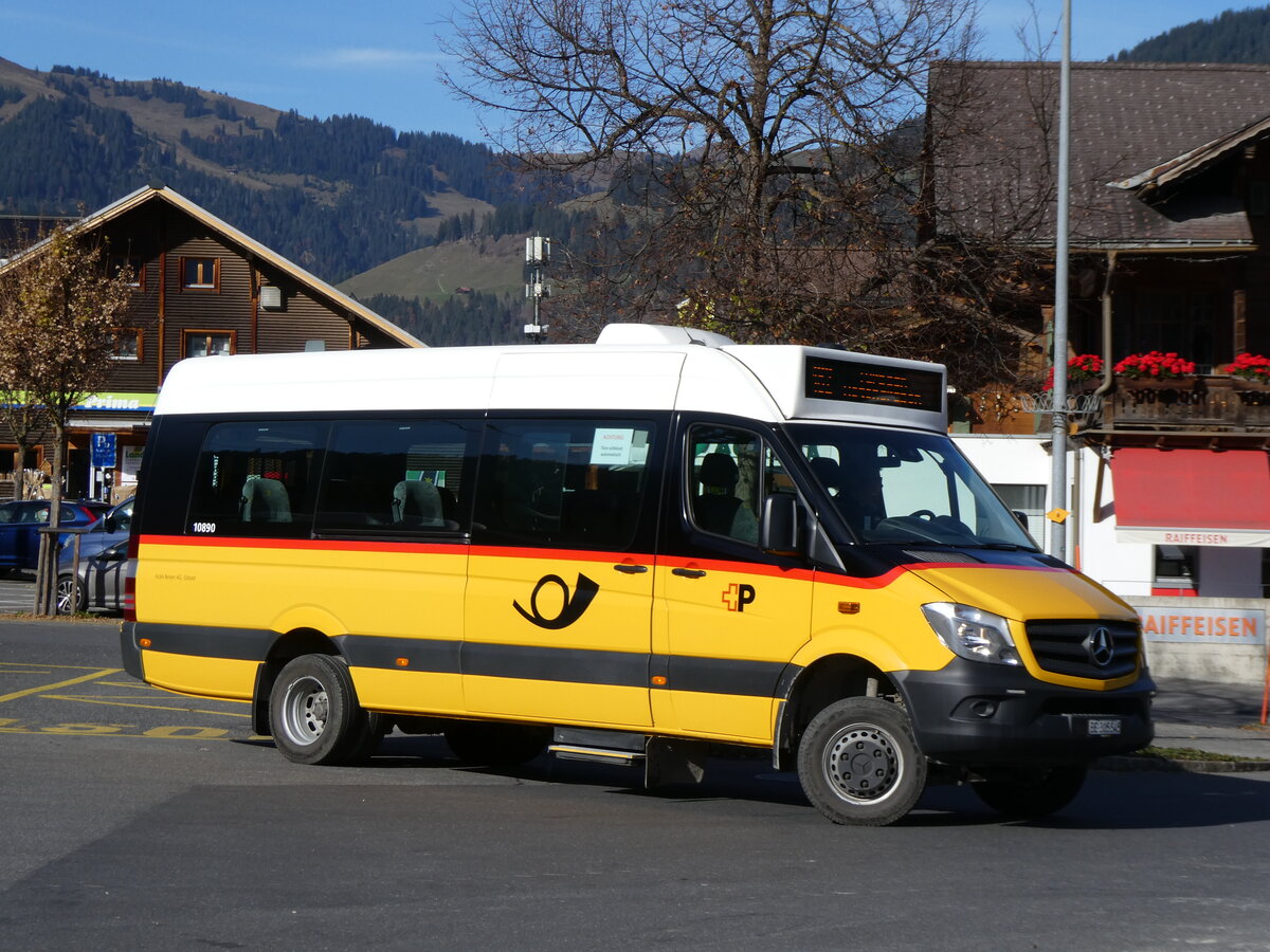 (268'980) - K�bli, Gstaad - BE 305'545/PID 10'890 - Mercedes am 7. November 2024 beim Bahnhof Gstaad