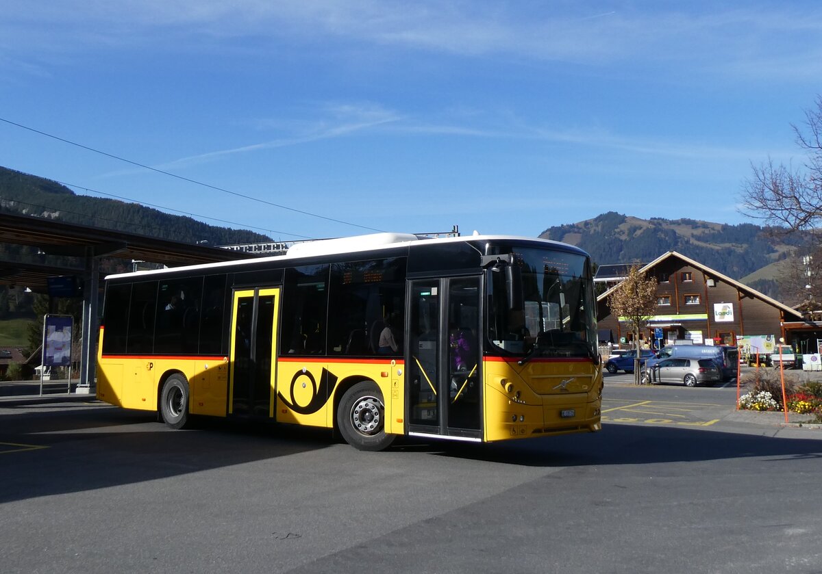 (268'981) - K�bli, Gstaad - BE 235'726/PID 10'535 - Volvo am 7. November 2024 beim Bahnhof Gstaad