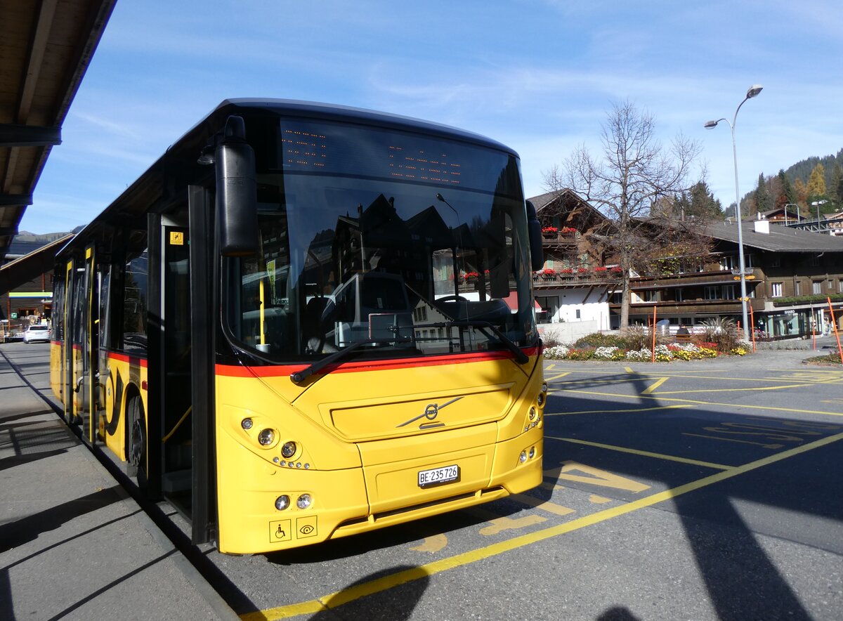 (268'997) - K�bli, Gstaad - BE 235'726/PID 10'535 - Volvo am 7. November 2024 beim Bahnhof Gstaad