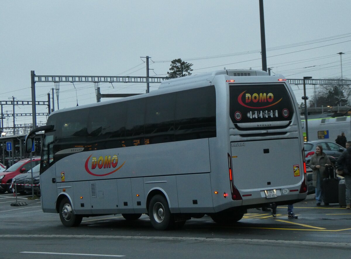 (269'419) - Domo, Glattbrugg - SG 460'683 - MAN/Beulas am 29. November 2024 beim Bahnhof Thun