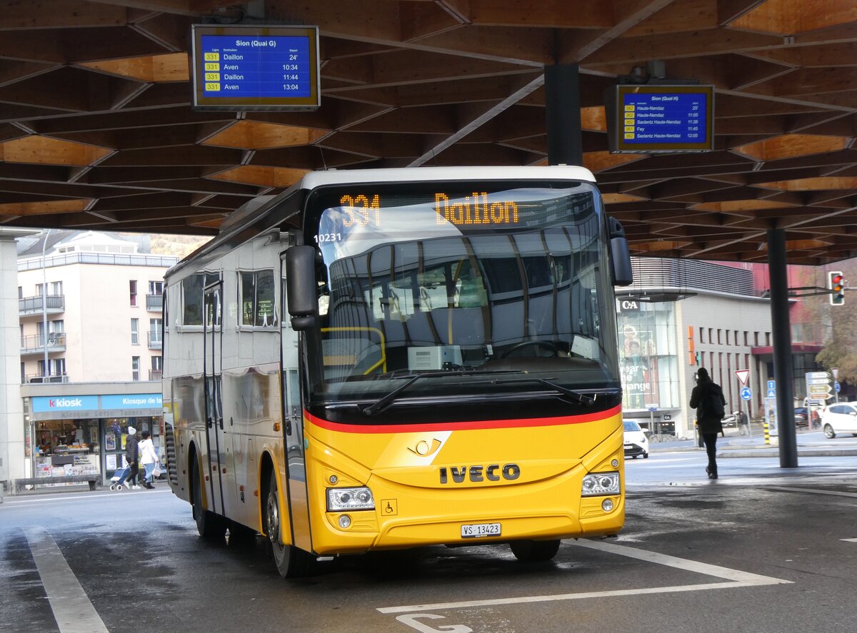 (269'425) - Ev�quoz, Erde - VS 13'423/PID 10'231 - Iveco am 29. November 2024 beim Bahnhof Sion