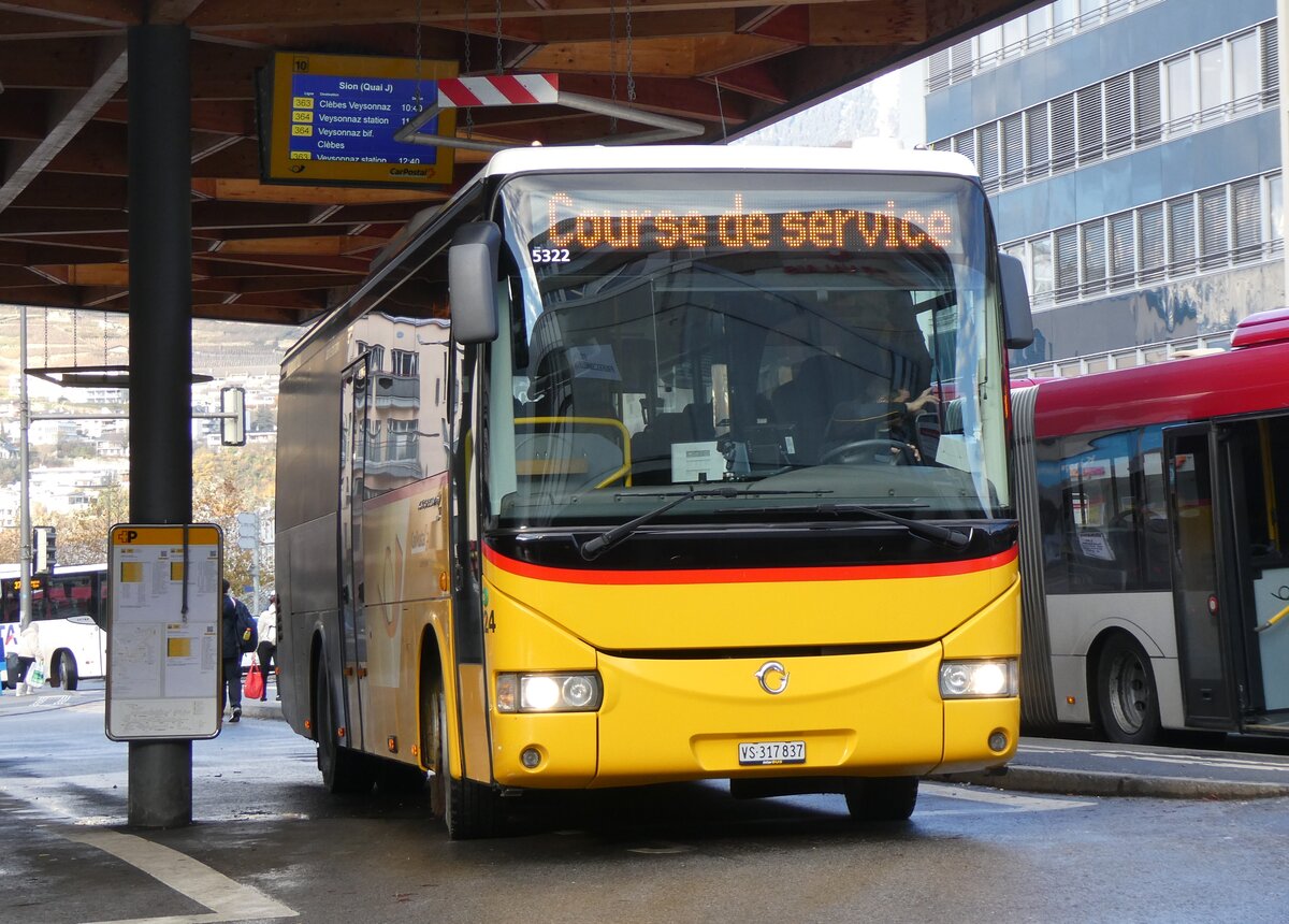 (269'433) - PostAuto Wallis - Nr. 24/VS 317'837/PID 5322 - Irisbus (ex TMR Martigny Nr. 139) am 29. November 2024 beim Bahnhof Sion