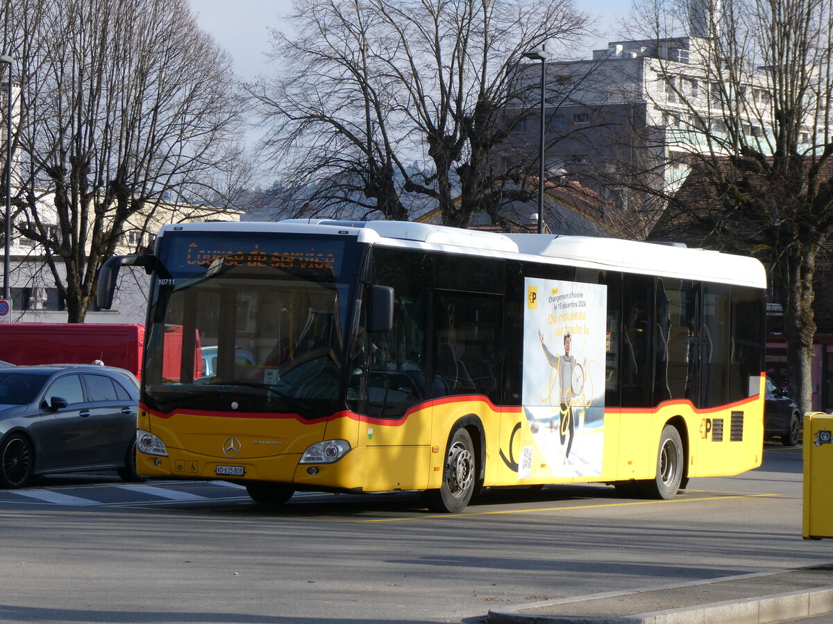 (269'525) - CarPostal Ouest - VD 615'808/PID 10'711 - Mercedes am 30. November 2024 beim Bahnhof Yverdon
