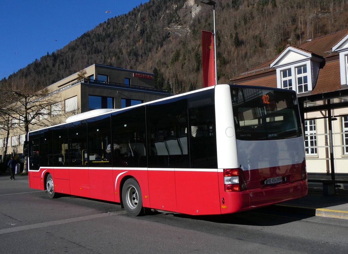 (269'901) - PostAuto Bern - BE 654'090/PID 12'339 - MAN (ex Dr, Richard, A-Wien Nr. 1419) am 16. Dezember 2024 beim Bahnhof Interlaken Ost