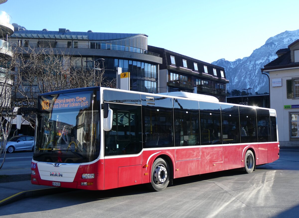 (269'922) - PostAuto Bern - BE 654'090/PID 12'339 - MAN (ex Dr. Richard, A-Wien Nr. 1419) am 16. Dezember 2024 beim Bahnhof Interlaken West