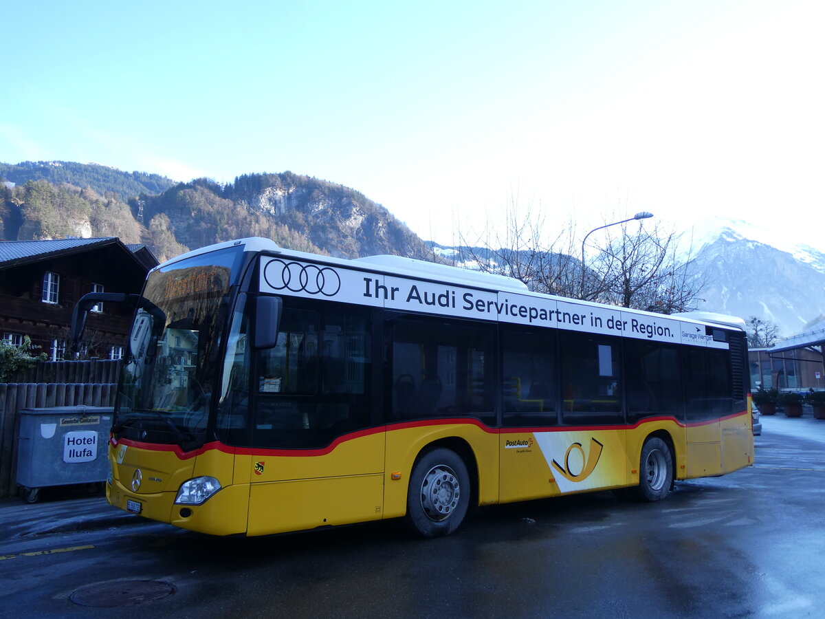 (269'936) - Fl�ck, Brienz - Nr. 22/BE 868'722/PID 11'213 - Mercedes am 17. Dezember 2024 in Meiringen, Postautostation