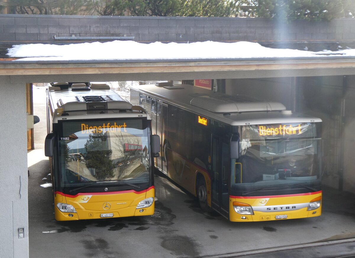 (269'947) - Fl�ck, Brienz - Nr. 1/BE 482'299/PID 11'682 - Mercedes (ex PostAuto Bern BE 403'166; ex PostAuto Bern BE 653'384) + Nr. 8/BE 643'926/PID 5682 - Setra am 17. Dezember 2024 in Reuti-Hasliberg, Garage