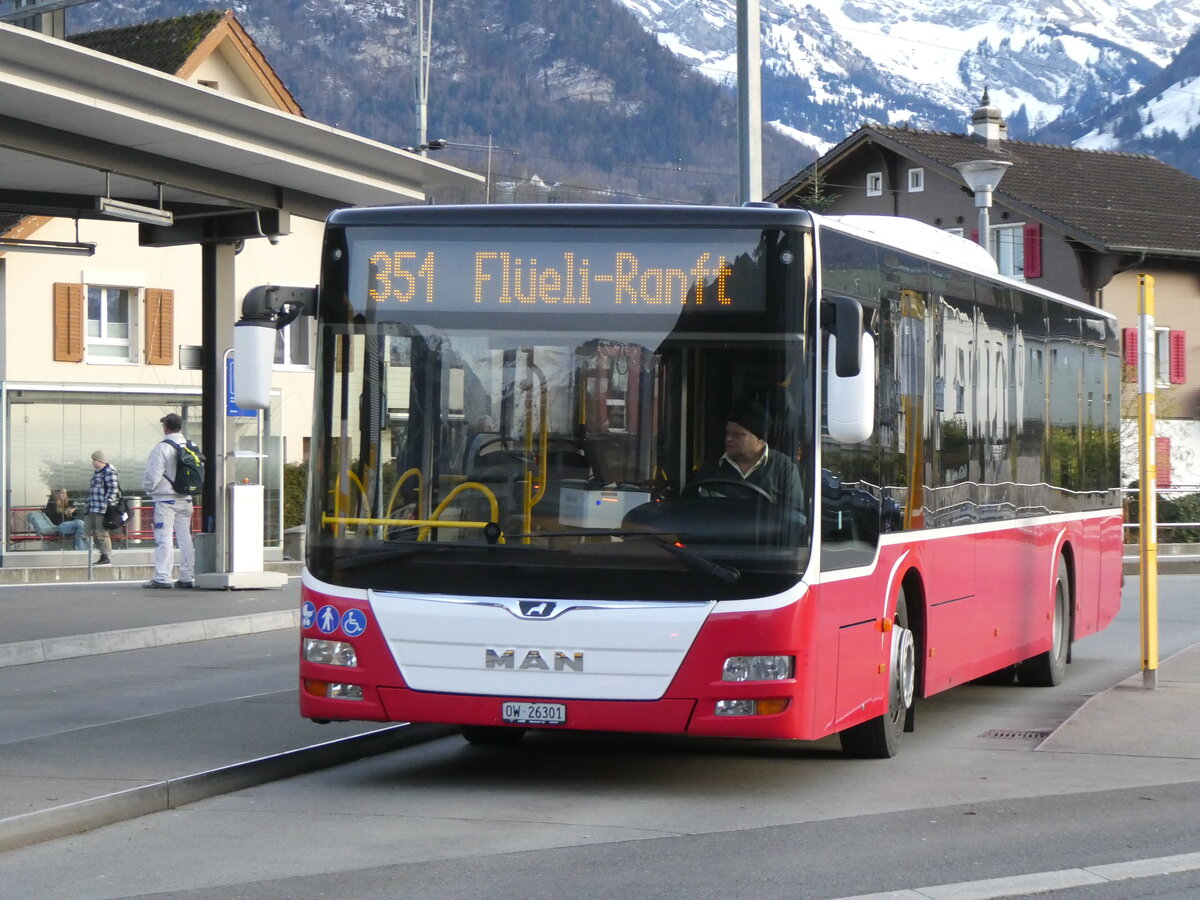(269'976) - PostAuto Zentralschweiz - Nr. 530/OW 26'301/PID 12'338 - MAN (ex Dr. Richard, A-Wien Nr. 1418) am 17. Dezember 2024 beim Bahnhof Sarnen