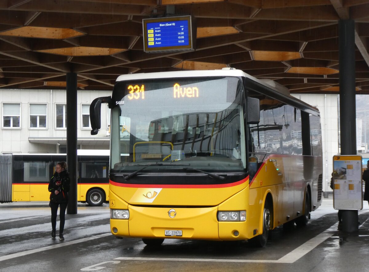 (269'990) - Ev�quoz, Erde - VS 22'870/PID 5488 - Irisbus am 19. Dezember 2024 beim Bahnhof Sion