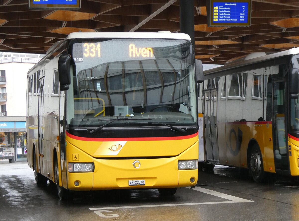 (269'992) - Ev�quoz, Erde - VS 22'870/PID 5488 - Irisbus am 19. Dezember 2024 beim Bahnhof Sion