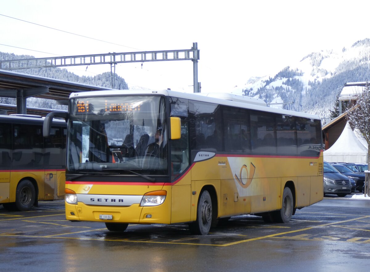 (270'048) - K�bli, Gstaad - Nr. 3/BE 330'862/PID 4535 - Setra am 21. Dezember 2024 beim Bahnhof Gstaad