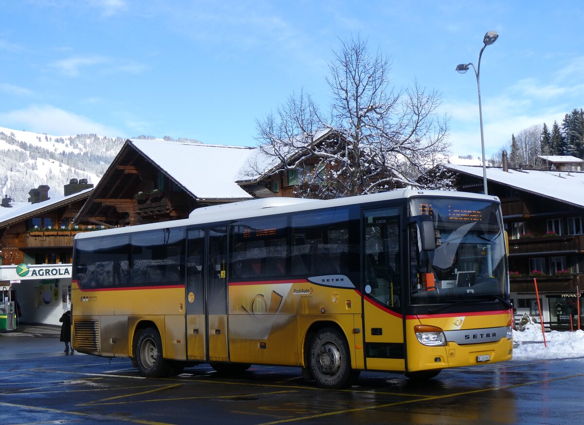 (270'056) - K�bli, Gstaad - Nr. 3/BE 330'862/PID 4535 - Setra am 21. Dezember 2024 beim Bahnhof Gstaad