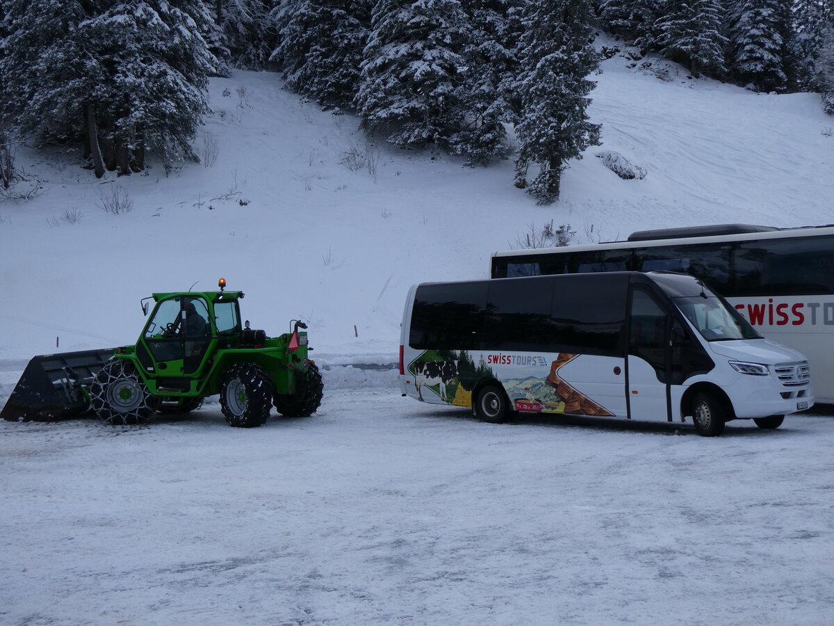 (270'076) - Swisstours Transport, Gen�ve - GE 963'821 - Mercedes am 21. Dezember 2024 in Col du Pillon, Glacier 3000