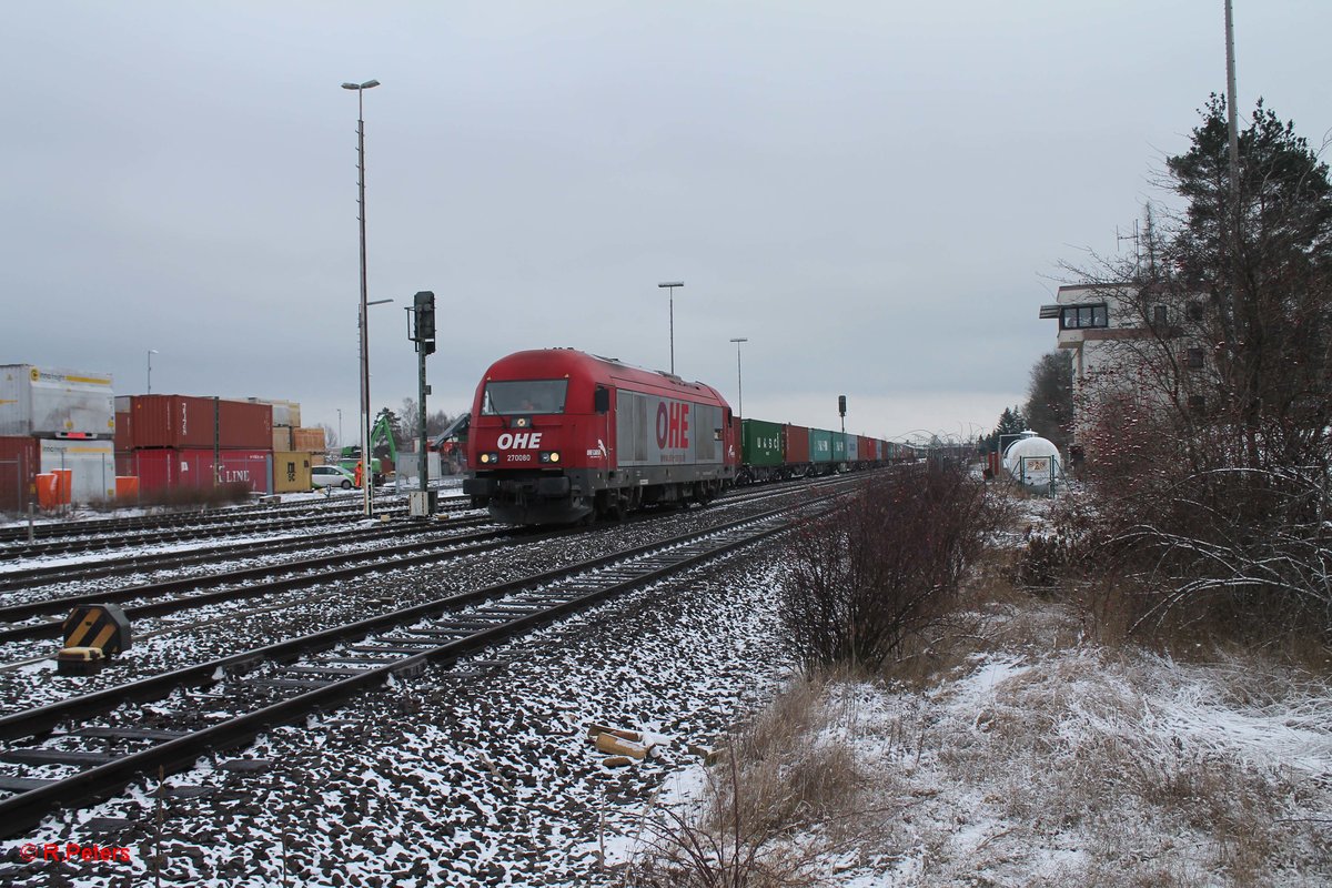 270080 umfährt den Containerzug in Wiesau. 03.01.17