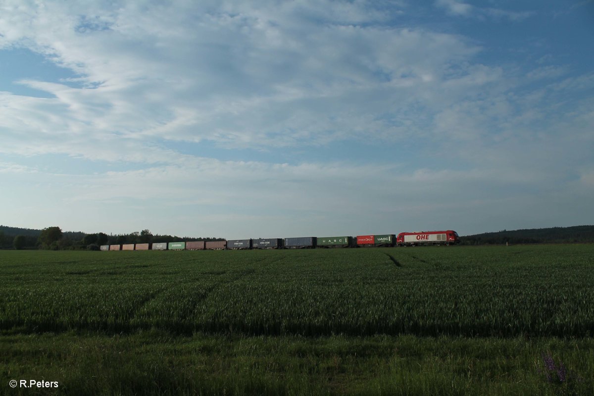 270082 mit dem Wiesau Containerzug kurz vor seinem Ziel bei Oberteich. 29.05.16