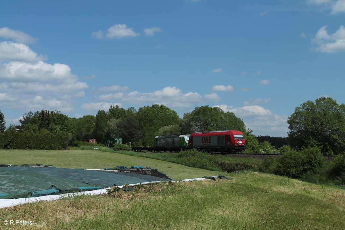 270082 überführt von Hof nach Regensburg den SETG Vectron 193 831  Christian Doppler  bei Schönfeld und bringt dabei den Containerzug Hamburg - Wiesau mit und hat gleich das erste Ettappenziel erreicht. 26.05.16