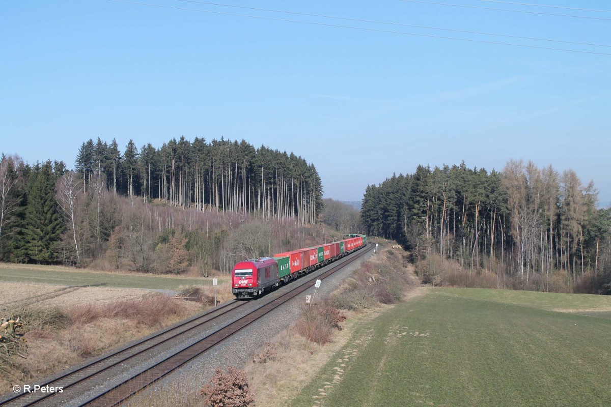 270082 zieht bei Reutlas den Containerzug Hamburg - Wiesau. 18.03.16