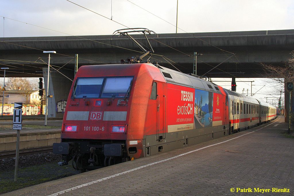 27/01/2015:
101 100 mit IC 2373 in Hamburg-Harburg auf dem Weg nach Karlsruhe Hbf