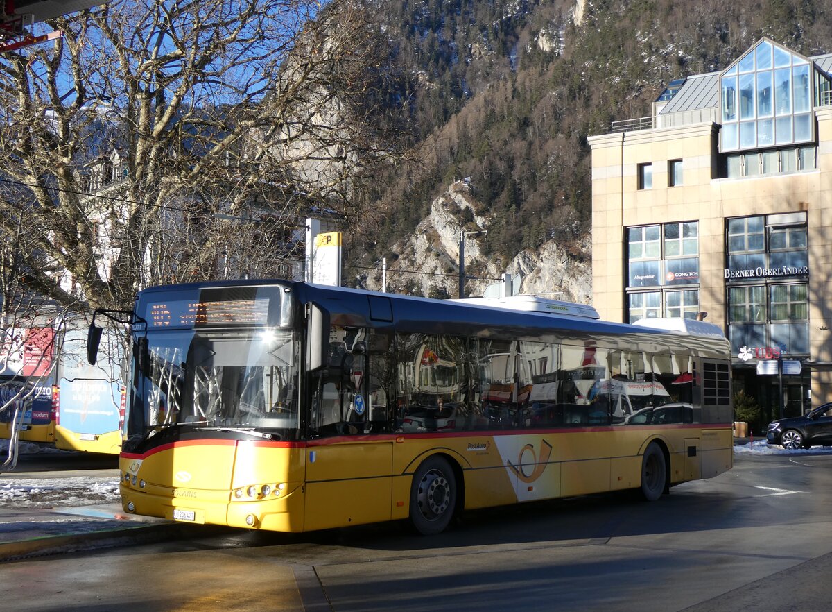 (270'240) - H�fliger, Sursee - Nr. 5/LU 206'427/PID 10'011 - Solaris am 25. Dezember 2024 beim Bahnhof Interlaken West (Einsatz PostAuto)