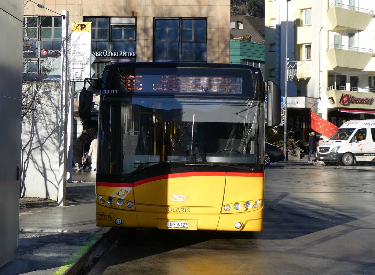 (270'241) - H�fliger, Sursee - Nr. 5/LU 206'427/PID 10'011 - Solaris am 25. Dezember 2024 beim Bahnhof Interlaken West (Einsatz PostAuto)