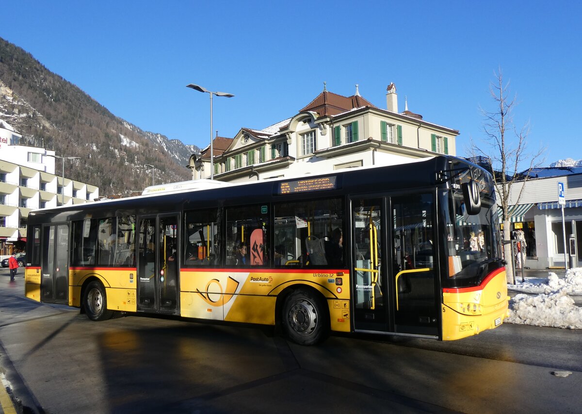 (270'242) - H�fliger, Sursee - Nr. 5/LU 206'427/PID 10'011 - Solaris am 25. Dezember 2024 beim Bahnhof Interlaken West (Einsatz PostAuto)