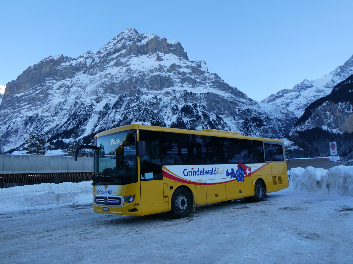 (270'391) - GrindelwaldBus, Grindelwald - Nr. 240/BE 102'240 - Mercedes am 29. Dezember 2024 beim Bahnhof Grindelwald
