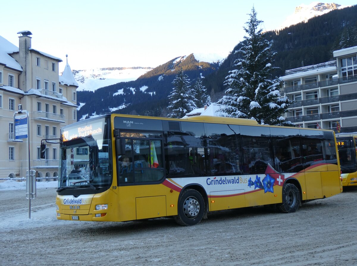 (270'401) - GrindelwaldBus, Grindelwald - Nr. 19/BE 363'305 - MAN/G�ppel am 29. Dezember 2024 beim Bahnhof Grindelwald