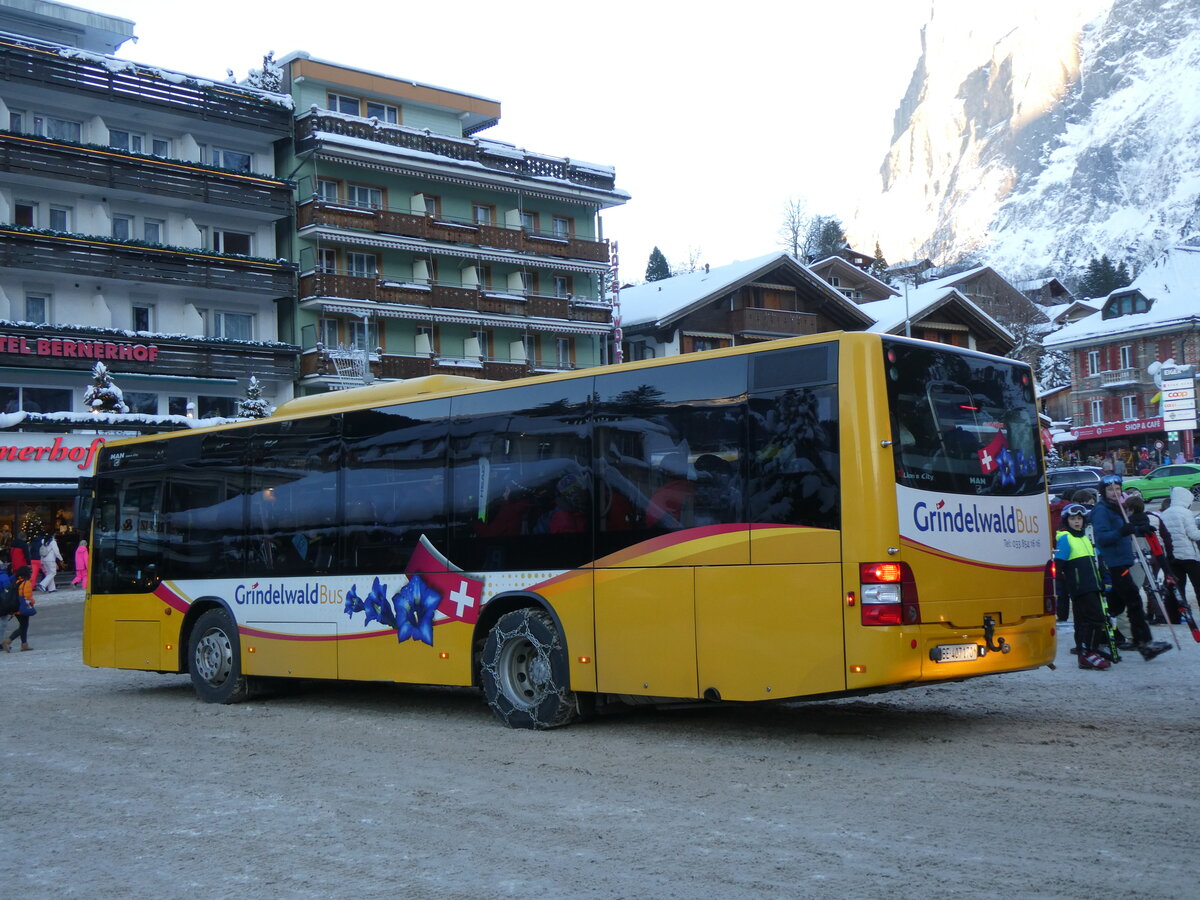 (270'402) - GrindelwaldBus, Grindelwald - Nr. 13/BE 407'170 - MAN/G�ppel am 29. Dezember 2024 beim Bahnhof Grindelwald