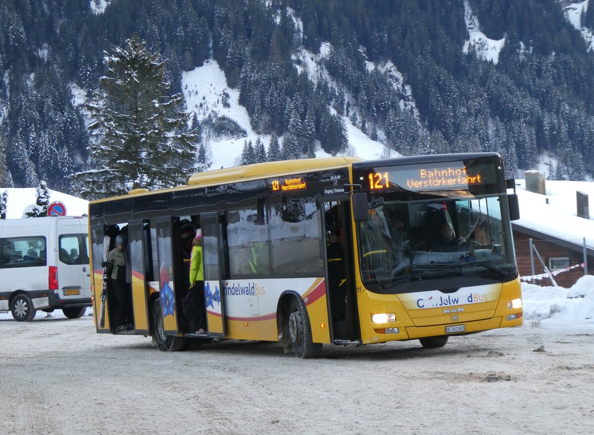(270'407) - GrindelwaldBus, Grindelwald - Nr. 11/BE 261'865 - MAN/G�ppel am 29. Dezember 2024 beim Bahnhof Grindelwald