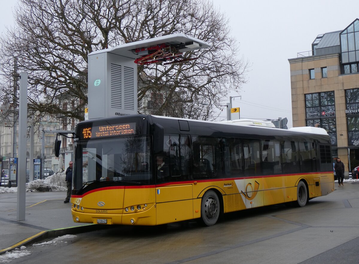 (270'424) - H�fliger, Sursee - Nr. 5/LU 206'427/PID 10'011 - Solaris am 30. Dezember 2024 beim Bahnhof Interlaken West (Einsatz PostAuto)