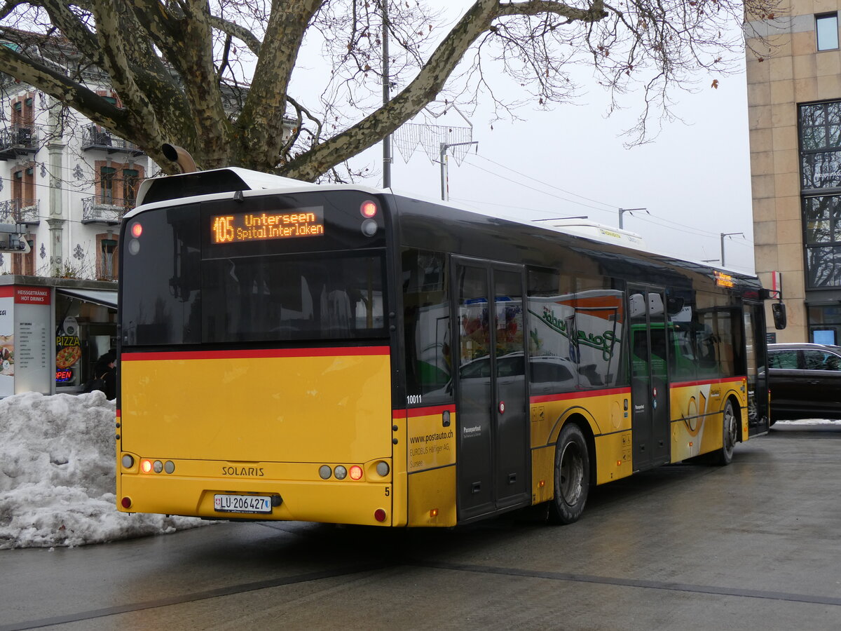 (270'427) - H�fliger, Sursee - Nr. 5/LU 206'427/PID 10'011 - Solaris am 30. Dezember 2024 beim Bahnhof Interlaken West (Einsatz PostAuto)