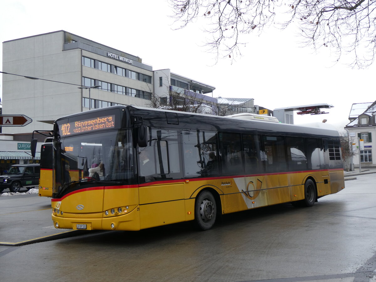 (270'429) - H�fliger, Sursee - Nr. 21/LU 197'101/PID 10'026 - Solaris am 30. Dezember 2024 beim Bahnhof Interlaken West (Einsatz PostAuto)