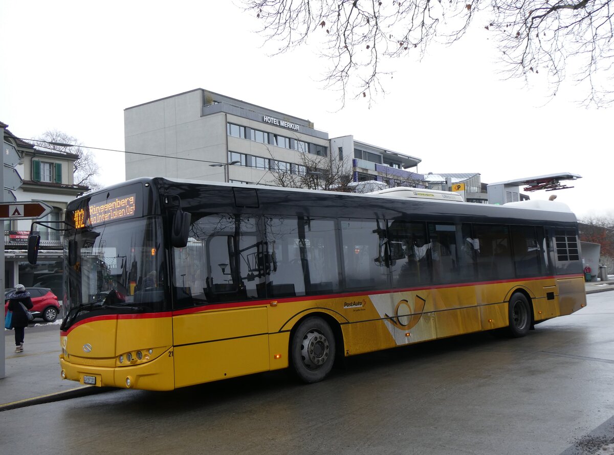 (270'430) - H�fliger, Sursee - Nr. 21/LU 197'101/PID 10'026 - Solaris am 30. Dezember 2024 beim Bahnhof Interlaken West (Einsatz PostAuto)