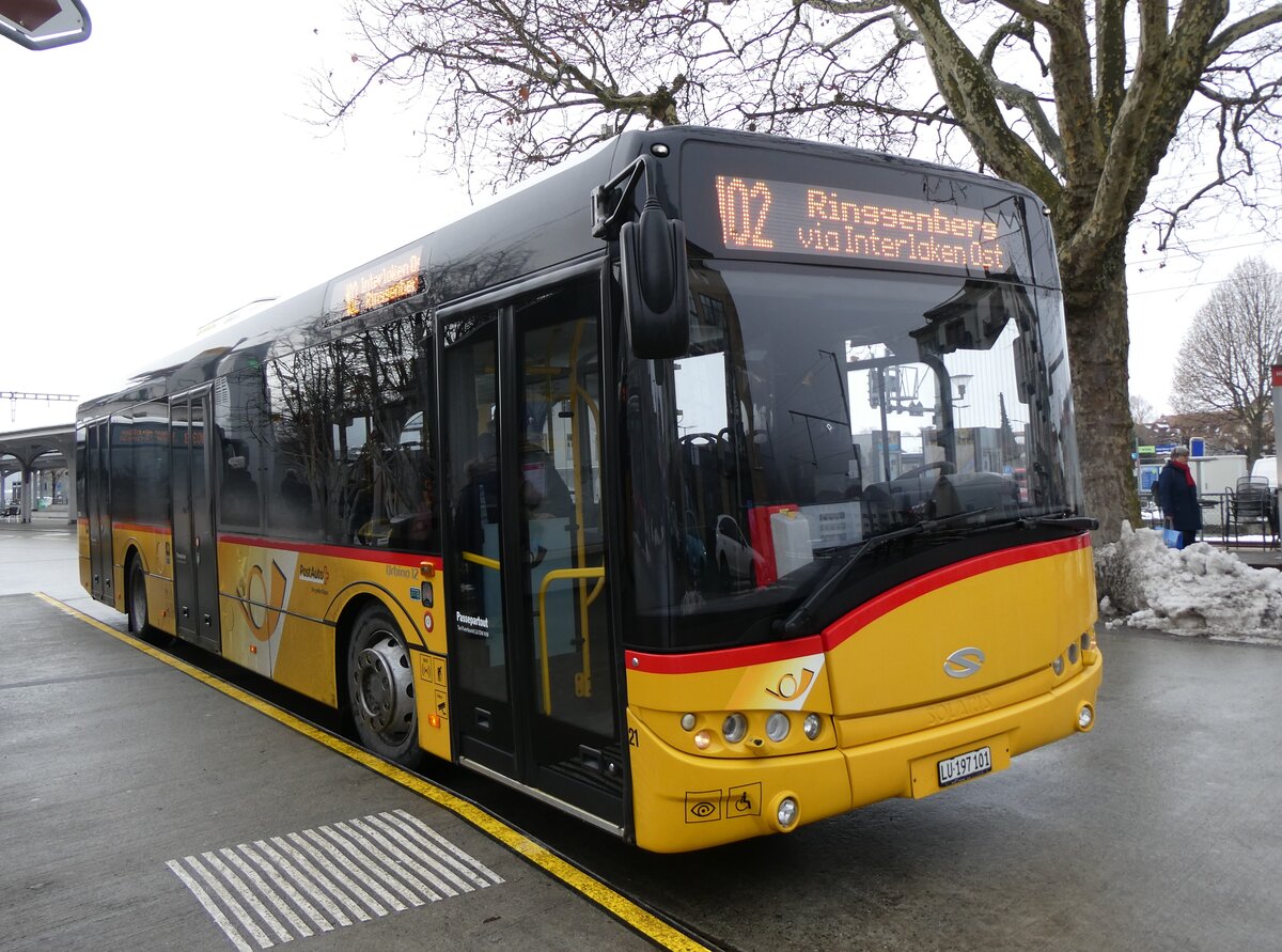 (270'432) - H�fliger, Sursee - Nr. 21/LU 197'101/PID 10'026 - Solaris am 30. Dezember 2024 beim Bahnhof Interlaken West (Einsatz PostAuto)