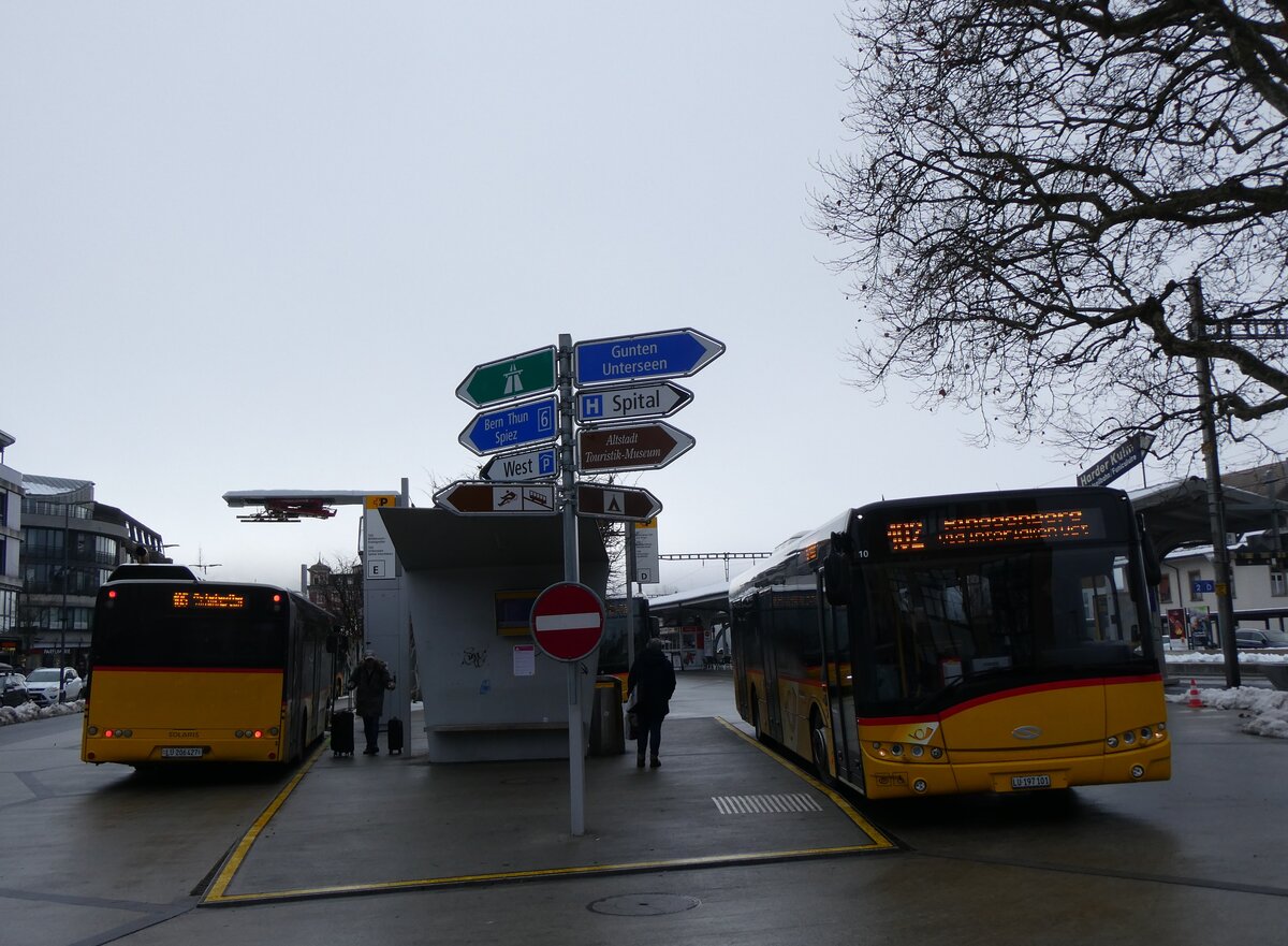 (270'433) - H�fliger, Sursee - Nr. 5/LU 206'427/PID 10'011 + Nr. 21/LU 197'101/PID 10'026 - Solaris am 30. Dezember 2024 beim Bahnhof Interlaken West (Einsatz PostAuto)